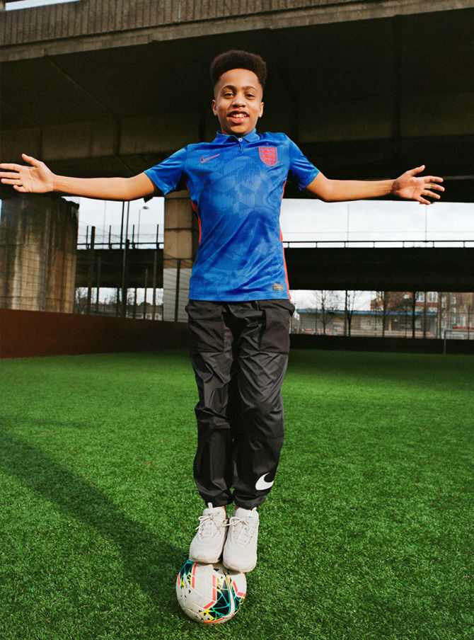 イングランド代表の新しいユニフォーム.オンラインストア (通販サイト)