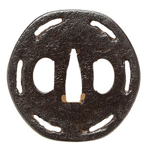 日本刀販売専門店 銀座長州屋 鍔 鐔 販売品 車透図鐔 銘 尾州（桜文