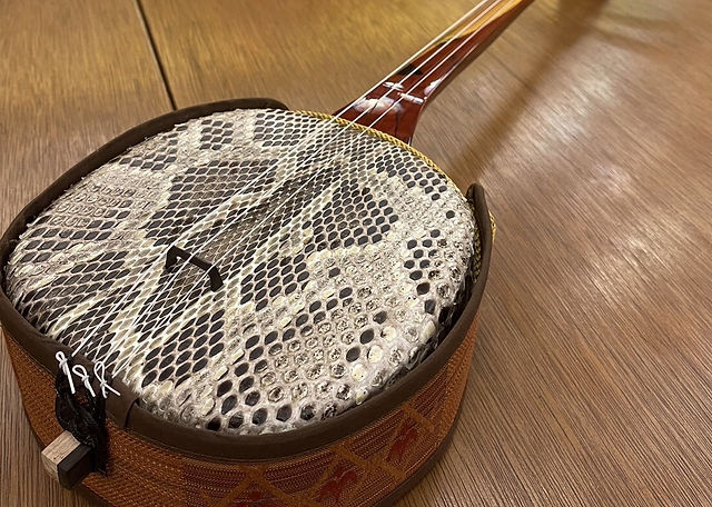 沖縄三線 本蛇皮 ウマ、爪付き 沖縄三線 本蛇皮 ウマ、爪付き