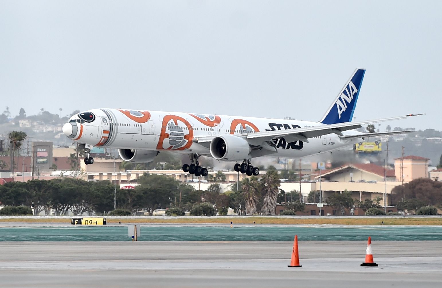 ANA BB-8 1⁄200 スターウォーズ BOEING 777 300ER ANA BB-8 1⁄